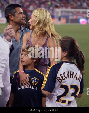 TV-Moderatorin Kelly Ripa mit ihrem Mann Mark Consuelos und ihren Kindern während des MLS All Star Spiels zwischen MLS All Stars und Manchester United in der Red Bull Arena in Harison, NJ, USA am 27. Juli 2011. Foto von Charles Guerin/ABACAPRESS.COM Stockfoto