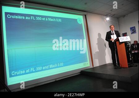 Alain Bouillard, Leiter der technischen Untersuchungen bei Unfällen in der Zivilluftfahrt, bei einer Pressekonferenz am 29,2011. Juli im französischen Ermittlungsbüro in Le Bourget bei Paris. Französische Ermittler weisen auf Pilotfehler während des Höhenstalls im Jahr 2009 hin, bei dem Air France alle 228 Menschen getötet hat. Foto von Mousse/ABACAPRESS.COM Stockfoto