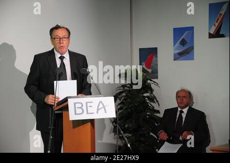 Alain Bouillard, Leiter der technischen Untersuchungen bei Unfällen in der Zivilluftfahrt, bei einer Pressekonferenz am 29,2011. Juli im französischen Ermittlungsbüro in Le Bourget bei Paris. Französische Ermittler weisen auf Pilotfehler während des Höhenstalls im Jahr 2009 hin, bei dem Air France alle 228 Menschen getötet hat. Foto von Mousse/ABACAPRESS.COM Stockfoto