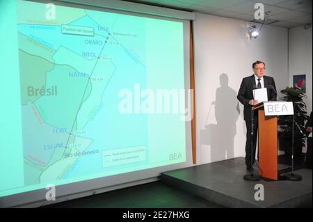 Alain Bouillard, Leiter der technischen Untersuchungen bei Unfällen in der Zivilluftfahrt, bei einer Pressekonferenz am 29,2011. Juli im französischen Ermittlungsbüro in Le Bourget bei Paris. Französische Ermittler weisen auf Pilotfehler während des Höhenstalls im Jahr 2009 hin, bei dem Air France alle 228 Menschen getötet hat. Foto von Mousse/ABACAPRESS.COM Stockfoto