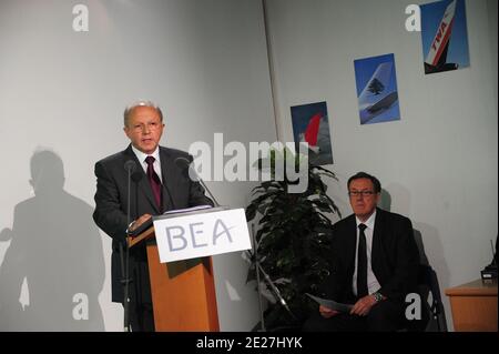 Der Leiter der technischen Untersuchungen bei Unfällen in der Zivilluftfahrt, Alain Bouillard, rechts, und der Direktor der BEA, Jean-Paul Troadec, links, werden am 29,2011. Juli bei einer Pressekonferenz im französischen Ermittlungsbüro in Le Bourget bei Paris, Frankreich, gesehen. Französische Ermittler weisen auf Pilotfehler während des Höhenstalls im Jahr 2009 hin, bei dem Air France alle 228 Menschen getötet hat. Foto von Mousse/ABACAPRESS.COM Stockfoto