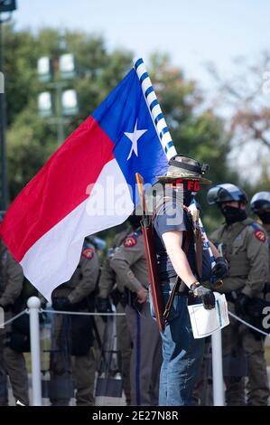 Austin, Texas, USA. 12. Januar 2021: Demonstranten vor dem Nordeingang der Texas State Capital. Austin, Texas. Mario Cantu/CSM Credit: CAL Sport Media/Alamy Live News Stockfoto