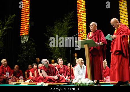 Tibetischer spiritueller Führer der Dalai Lama spricht während einer Konferenz im Zenith in Toulouse, Südwestfrankreich, Montag, den 15. August 2011. An der zweitägigen buddhistischen Konferenz des Dalai Lama über die "Stufen der Meditation" und die "Kunst des Glücks" nahmen mehr als 7,000 französische und ausländische Anhänger Teil.Foto: Manuel Blondau/ABACAPRESS.COM Stockfoto