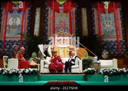 Tibetischer spiritueller Führer der Dalai Lama wird mit Stephane Hessel (R), dem ehemaligen französischen Diplomaten und Autor des Bestsellers "Zeit für die Entrückung!", gesehen, wie der französische Buddhist Matthieu Ricard am Montag, den 15. August 2011, während einer Konferenz im Zenith in Toulouse, Südwestfrankreich, sprach. An der zweitägigen buddhistischen Konferenz des Dalai Lama über die "Stufen der Meditation" und die "Kunst des Glücks" nahmen mehr als 7,000 französische und ausländische Anhänger Teil.Foto: Manuel Blondau/ABACAPRESS.COM Stockfoto