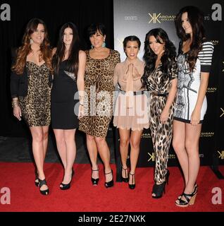 (L-R) Khloe Kardashian, Kylie Jenner, Kris Jenner, Kourtney Kardashian, Kim Kardashian und Kendall Jenner nehmen am 17. August 2011 an der Kardashian Kollection Launch Party in der Colony in Los Angeles, CA, USA Teil. Foto von Lionel Hahn/ABACAPRESS.COM Stockfoto