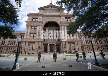 Austin, Texas, USA. 12. Januar 2021: Texas State Troopers stehen vor Demonstranten außerhalb der Texas State Capital. Austin, Texas. Mario Cantu/CSM Credit: CAL Sport Media/Alamy Live News Stockfoto