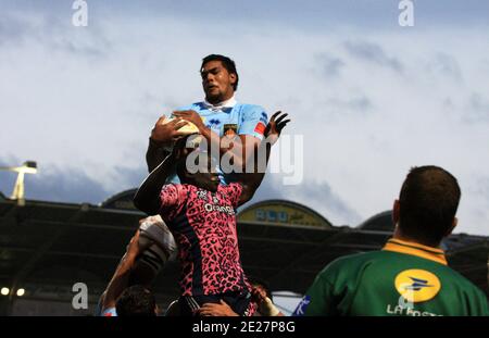 USA Romain Taofifenua von Perpignan und Abrahim Sako von Stade Francais während des französischen Freundschaftsspiel USAP gegen Stade Francais im Aime Giral Stadion in Perpignan, Frankreich am 18. August 2011. Perpignan gewann 21:8. Foto von Michel Clementz/ABACAPRESS.COM Stockfoto