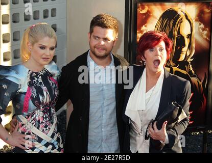 (L-R) Kelly Osbourne, Jack Osbourne und Sharon Osbourne kommen zur Premiere von "God Bless Ozzy Osbourne", um Musicares am 22. August 2011 im Arclight Theatre in Hollywood, Los Angeles, CA, USA zu begünstigen. Foto von Baxter/ABACAPRESS.COM Stockfoto