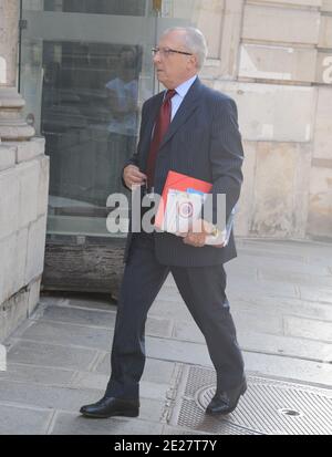 Exklusiv. Der ehemalige Präsident der Europäischen Kommission Jacques Delors trifft sich am 25. August 2011 mit dem Kandidaten für die sozialistischen Vorwahlen und seiner Tochter Martine Aubry zur Krise in Paris. Foto von ABACAPRESS.COM Stockfoto