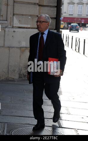 Exklusiv. Der ehemalige Präsident der Europäischen Kommission Jacques Delors trifft sich am 25. August 2011 mit dem Kandidaten für die sozialistischen Vorwahlen und seiner Tochter Martine Aubry zur Krise in Paris. Foto von ABACAPRESS.COM Stockfoto