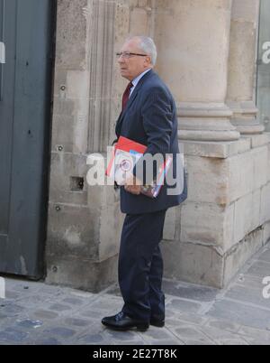 Exklusiv. Der ehemalige Präsident der Europäischen Kommission Jacques Delors trifft sich am 25. August 2011 mit dem Kandidaten für die sozialistischen Vorwahlen und seiner Tochter Martine Aubry zur Krise in Paris. Foto von ABACAPRESS.COM Stockfoto