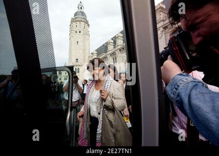 Die französische Kandidatin für sozialistische Vorwahlen und sozialistische Parteiführerin Martine Aubry ist am 25. August 2011 in La Rochelle im Südwesten Frankreichs abgebildet. Das jährliche Sommerlager der Sozialistischen Partei Frankreichs (PS) findet vom 26. Bis 28. August in La Rochelle statt. Foto von Stephane Lemouton/ABACAPRESS.COM Stockfoto