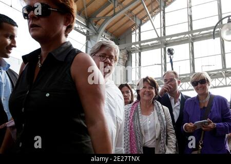 Die französische Kandidatin für sozialistische Vorwahlen und sozialistische Parteiführerin Martine Aubry, flankiert von Guillaume Bachelay, ist am 25. August 2011 in La Rochelle im Südwesten Frankreichs abgebildet. Das jährliche Sommerlager der Sozialistischen Partei Frankreichs (PS) findet vom 26. Bis 28. August in La Rochelle statt. Foto von Stephane Lemouton/ABACAPRESS.COM Stockfoto