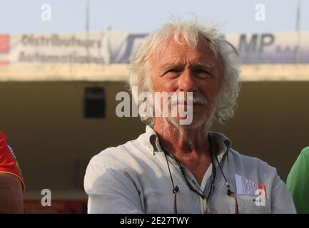 Schauspieler Pierre Richard beim superleague Rugby Spiel Catalans Dragons vs Warrington Wolves. Wölfe gewannen am 20. August 2011 im Gilbert Brutus-Stadion in Perpignan, Frankreich, 12 - 25. Foto von Michel Clementz/ABACAPRESS.COM Stockfoto