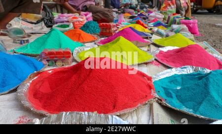 Bunte Stapel von pulverförmigen Farbstoffen für das Holi-Festival in Indien verwendet. Stockfoto