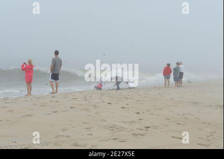 Besucher am Sea Bright Beach erwarten den Hurrikan Irene am Sea Bright in New Jersey, NY, USA, am 27. August 2011. Foto von Graylock/ABACAPRESS.COM Stockfoto