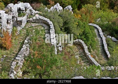 Die Scala in, eine fantastische Steinweg, ein echtes Meisterwerk der traditionellen Technik in Zagori Region, Ioannina, Griechenland Stockfoto