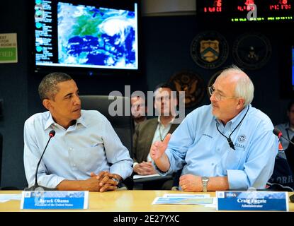 US-Präsident Barack Obama, links, und FEMA-Administrator Craig Fugate nehmen an der täglichen Videokonferenz der FEMA am Samstag, dem 27. August 2011, in Washington, D.C. USA Teil, um die Reaktion des Bundes auf Schäden durch Hurrikan Irene zu überwachen. Foto von Ron Sachs/Pool via CNP/ABACAPRESS.COM Stockfoto