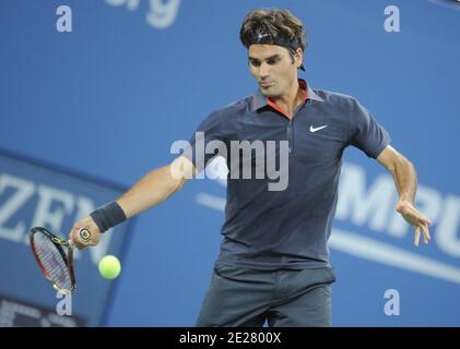 Der Schweizer Roger Federer im Einsatz gegen Col's Santiago Giraldo am 1. Tag bei den US Open, in Flushing Meadows, New York City, NY, USA am Montag, 29. August 2011. Foto von Mehdi Taamallah/ABACAPRESS.COM Stockfoto