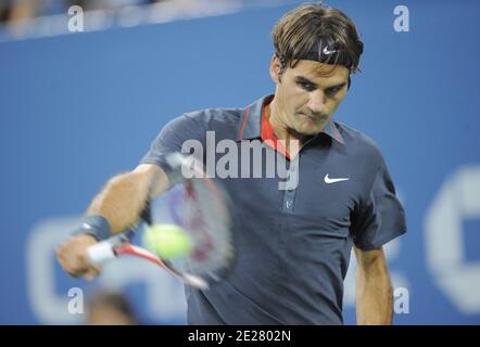 Der Schweizer Roger Federer im Einsatz gegen Col's Santiago Giraldo am 1. Tag bei den US Open, in Flushing Meadows, New York City, NY, USA am Montag, 29. August 2011. Foto von Mehdi Taamallah/ABACAPRESS.COM Stockfoto