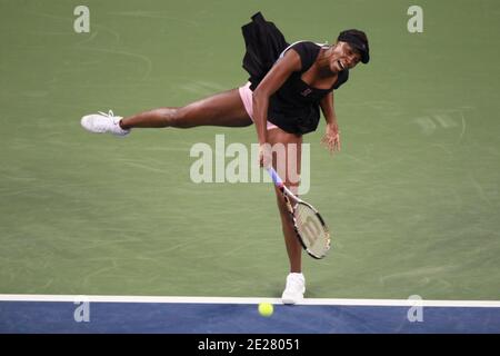 USA Venus Williams im Einsatz gegen die russische Vesna Dolonts während des ersten Tages der US Open in Flushing Meadows in New York City, NY, USA am 29. August 2011. Foto von Elizabeth Pantaleo/ABACAPRESS.COM Stockfoto