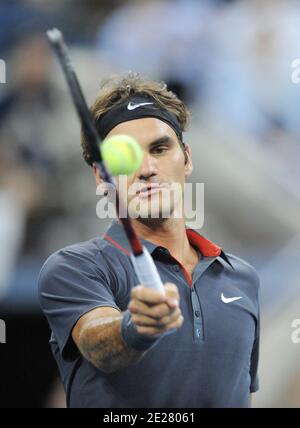 Der Schweizer Roger Federer im Einsatz gegen Col's Santiago Giraldo am 1. Tag bei den US Open, in Flushing Meadows, New York City, NY, USA am Montag, 29. August 2011. Foto von Mehdi Taamallah/ABACAPRESS.COM Stockfoto