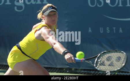 Die britische Elena Baltacha ist am zweiten Tag bei den US Open in Flushing Meadows, New York, USA, am 30. August 2011 gegen den US-Amerikaner Jamie Hampton im Einsatz. Foto von Elizabeth Pantaleo/ABACAPRESS.COM Stockfoto