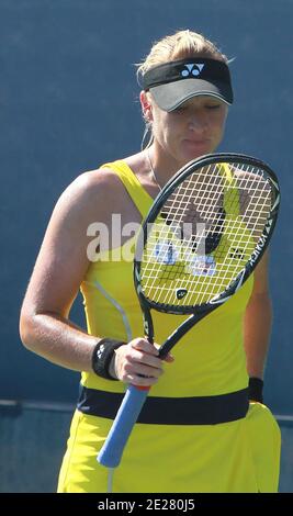 Die britische Elena Baltacha ist am zweiten Tag bei den US Open in Flushing Meadows, New York, USA, am 30. August 2011 gegen den US-Amerikaner Jamie Hampton im Einsatz. Foto von Elizabeth Pantaleo/ABACAPRESS.COM Stockfoto