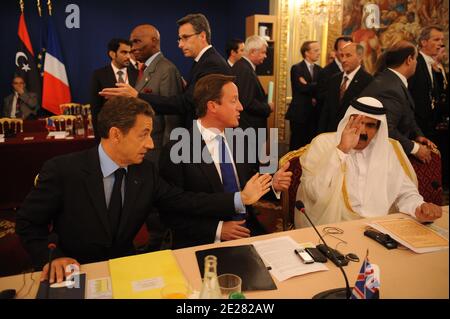 Der französische Präsident Nicolas Sarkozy, der britische Premierminister David Cameron und der Emir des Staates Katar, Cheikh Hamad bin khalifa Al Thani, sind am 1. September 2011 während der Pariser Konferenz über Libyens Zukunft nach Muammar Gaddafi im Elysee-Palast in Paris in Frankreich abgebildet. Foto von Mousse/ABACAPRESS.COM Stockfoto