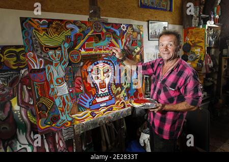 Martin Lartigue, 59 ans, devenu celebre a 9 ans dans le role de Petit Gibus dans le Film 'La guerre des Boutons' d'Yves Robert, pose dans son Atelier d'artiste à sore dans la foret Landaise le 1 septembre 2011. Martin est le fils de Dany Lartigue , peintre à Saint Tropez et le Petit fils de Jacques Henri Lartigue le celebre photographe. Il prepare une Exposition à Paris au Chateau de Maintenon du 17 septembre au 16 octobre apres avoir suivi la sortie des 2 nouveaux Films reprenant sa Version de la Guerre des Boutons. Son travail aborde la sculture et la peinture depuis de nombreuses annees. Du Stockfoto
