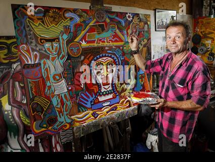 Martin Lartigue, 59 ans, devenu celebre a 9 ans dans le role de Petit Gibus dans le Film 'La guerre des Boutons' d'Yves Robert, pose dans son Atelier d'artiste à sore dans la foret Landaise le 1 septembre 2011. Martin est le fils de Dany Lartigue , peintre à Saint Tropez et le Petit fils de Jacques Henri Lartigue le celebre photographe. Il prepare une Exposition à Paris au Chateau de Maintenon du 17 septembre au 16 octobre apres avoir suivi la sortie des 2 nouveaux Films reprenant sa Version de la Guerre des Boutons. Son travail aborde la sculture et la peinture depuis de nombreuses annees. Du Stockfoto