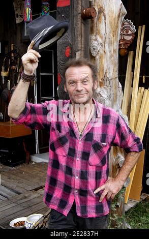 Martin Lartigue, 59 ans, devenu celebre a 9 ans dans le role de Petit Gibus dans le Film 'La guerre des Boutons' d'Yves Robert, pose dans son Atelier d'artiste à sore dans la foret Landaise le 1 septembre 2011. Martin est le fils de Dany Lartigue , peintre à Saint Tropez et le Petit fils de Jacques Henri Lartigue le celebre photographe. Il prepare une Exposition à Paris au Chateau de Maintenon du 17 septembre au 16 octobre apres avoir suivi la sortie des 2 nouveaux Films reprenant sa Version de la Guerre des Boutons. Son travail aborde la sculture et la peinture depuis de nombreuses annees. Du Stockfoto