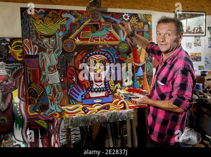 Martin Lartigue, 59 ans, devenu celebre a 9 ans dans le role de Petit Gibus dans le Film 'La guerre des Boutons' d'Yves Robert, pose dans son Atelier d'artiste à sore dans la foret Landaise le 1 septembre 2011. Martin est le fils de Dany Lartigue , peintre à Saint Tropez et le Petit fils de Jacques Henri Lartigue le celebre photographe. Il prepare une Exposition à Paris au Chateau de Maintenon du 17 septembre au 16 octobre apres avoir suivi la sortie des 2 nouveaux Films reprenant sa Version de la Guerre des Boutons. Son travail aborde la sculture et la peinture depuis de nombreuses annees. Du Stockfoto