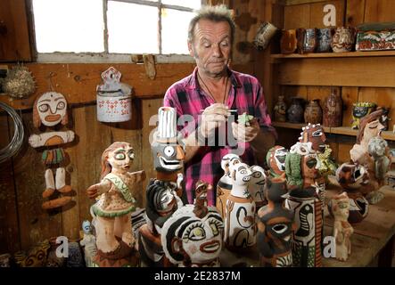 Martin Lartigue, 59 ans, devenu celebre a 9 ans dans le role de Petit Gibus dans le Film 'La guerre des Boutons' d'Yves Robert, pose dans son Atelier d'artiste à sore dans la foret Landaise le 1 septembre 2011. Martin est le fils de Dany Lartigue , peintre à Saint Tropez et le Petit fils de Jacques Henri Lartigue le celebre photographe. Il prepare une Exposition à Paris au Chateau de Maintenon du 17 septembre au 16 octobre apres avoir suivi la sortie des 2 nouveaux Films reprenant sa Version de la Guerre des Boutons. Son travail aborde la sculture et la peinture depuis de nombreuses annees. Du Stockfoto