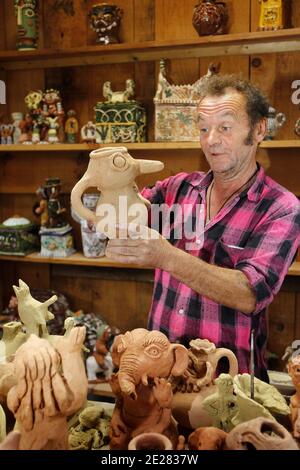 Martin Lartigue, 59 ans, devenu celebre a 9 ans dans le role de Petit Gibus dans le Film 'La guerre des Boutons' d'Yves Robert, pose dans son Atelier d'artiste à sore dans la foret Landaise le 1 septembre 2011. Martin est le fils de Dany Lartigue , peintre à Saint Tropez et le Petit fils de Jacques Henri Lartigue le celebre photographe. Il prepare une Exposition à Paris au Chateau de Maintenon du 17 septembre au 16 octobre apres avoir suivi la sortie des 2 nouveaux Films reprenant sa Version de la Guerre des Boutons. Son travail aborde la sculture et la peinture depuis de nombreuses annees. Du Stockfoto