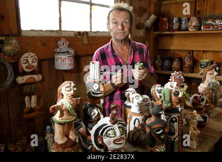 Martin Lartigue, 59 ans, devenu celebre a 9 ans dans le role de Petit Gibus dans le Film 'La guerre des Boutons' d'Yves Robert, pose dans son Atelier d'artiste à sore dans la foret Landaise le 1 septembre 2011. Martin est le fils de Dany Lartigue , peintre à Saint Tropez et le Petit fils de Jacques Henri Lartigue le celebre photographe. Il prepare une Exposition à Paris au Chateau de Maintenon du 17 septembre au 16 octobre apres avoir suivi la sortie des 2 nouveaux Films reprenant sa Version de la Guerre des Boutons. Son travail aborde la sculture et la peinture depuis de nombreuses annees. Du Stockfoto