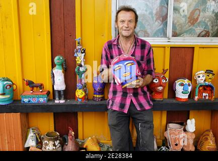 Martin Lartigue, 59 ans, devenu celebre a 9 ans dans le role de Petit Gibus dans le Film 'La guerre des Boutons' d'Yves Robert, pose dans son Atelier d'artiste à sore dans la foret Landaise le 1 septembre 2011. Martin est le fils de Dany Lartigue , peintre à Saint Tropez et le Petit fils de Jacques Henri Lartigue le celebre photographe. Il prepare une Exposition à Paris au Chateau de Maintenon du 17 septembre au 16 octobre apres avoir suivi la sortie des 2 nouveaux Films reprenant sa Version de la Guerre des Boutons. Son travail aborde la sculture et la peinture depuis de nombreuses annees. Du Stockfoto