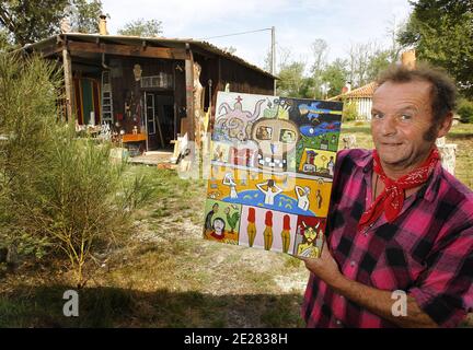 Martin Lartigue, 59 ans, devenu celebre a 9 ans dans le role de Petit Gibus dans le Film 'La guerre des Boutons' d'Yves Robert, pose dans son Atelier d'artiste à sore dans la foret Landaise le 1 septembre 2011. Martin est le fils de Dany Lartigue , peintre à Saint Tropez et le Petit fils de Jacques Henri Lartigue le celebre photographe. Il prepare une Exposition à Paris au Chateau de Maintenon du 17 septembre au 16 octobre apres avoir suivi la sortie des 2 nouveaux Films reprenant sa Version de la Guerre des Boutons. Son travail aborde la sculture et la peinture depuis de nombreuses annees. Du Stockfoto