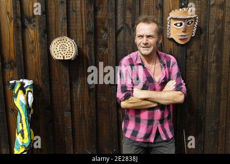 Martin Lartigue, 59 ans, devenu celebre a 9 ans dans le role de Petit Gibus dans le Film 'La guerre des Boutons' d'Yves Robert, pose dans son Atelier d'artiste à sore dans la foret Landaise le 1 septembre 2011. Martin est le fils de Dany Lartigue , peintre à Saint Tropez et le Petit fils de Jacques Henri Lartigue le celebre photographe. Il prepare une Exposition à Paris au Chateau de Maintenon du 17 septembre au 16 octobre apres avoir suivi la sortie des 2 nouveaux Films reprenant sa Version de la Guerre des Boutons. Son travail aborde la sculture et la peinture depuis de nombreuses annees. Du Stockfoto