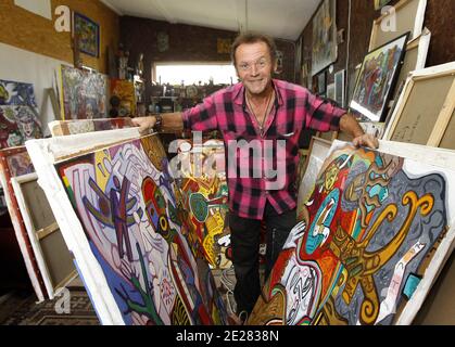 Martin Lartigue, 59 ans, devenu celebre a 9 ans dans le role de Petit Gibus dans le Film 'La guerre des Boutons' d'Yves Robert, pose dans son Atelier d'artiste à sore dans la foret Landaise le 1 septembre 2011. Martin est le fils de Dany Lartigue , peintre à Saint Tropez et le Petit fils de Jacques Henri Lartigue le celebre photographe. Il prepare une Exposition à Paris au Chateau de Maintenon du 17 septembre au 16 octobre apres avoir suivi la sortie des 2 nouveaux Films reprenant sa Version de la Guerre des Boutons. Son travail aborde la sculture et la peinture depuis de nombreuses annees. Du Stockfoto