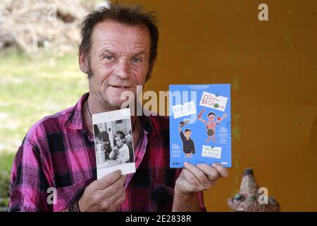 Martin Lartigue, 59 ans, devenu celebre a 9 ans dans le role de Petit Gibus dans le Film 'La guerre des Boutons' d'Yves Robert, pose dans son Atelier d'artiste à sore dans la foret Landaise le 1 septembre 2011. Martin est le fils de Dany Lartigue , peintre à Saint Tropez et le Petit fils de Jacques Henri Lartigue le celebre photographe. Il prepare une Exposition à Paris au Chateau de Maintenon du 17 septembre au 16 octobre apres avoir suivi la sortie des 2 nouveaux Films reprenant sa Version de la Guerre des Boutons. Son travail aborde la sculture et la peinture depuis de nombreuses annees. Du Stockfoto