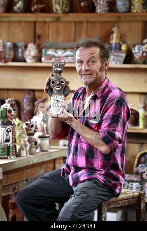 Martin Lartigue, 59 ans, devenu celebre a 9 ans dans le role de Petit Gibus dans le Film 'La guerre des Boutons' d'Yves Robert, pose dans son Atelier d'artiste à sore dans la foret Landaise le 1 septembre 2011. Martin est le fils de Dany Lartigue , peintre à Saint Tropez et le Petit fils de Jacques Henri Lartigue le celebre photographe. Il prepare une Exposition à Paris au Chateau de Maintenon du 17 septembre au 16 octobre apres avoir suivi la sortie des 2 nouveaux Films reprenant sa Version de la Guerre des Boutons. Son travail aborde la sculture et la peinture depuis de nombreuses annees. Du Stockfoto