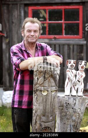 Martin Lartigue, 59 ans, devenu celebre a 9 ans dans le role de Petit Gibus dans le Film 'La guerre des Boutons' d'Yves Robert, pose dans son Atelier d'artiste à sore dans la foret Landaise le 1 septembre 2011. Martin est le fils de Dany Lartigue , peintre à Saint Tropez et le Petit fils de Jacques Henri Lartigue le celebre photographe. Il prepare une Exposition à Paris au Chateau de Maintenon du 17 septembre au 16 octobre apres avoir suivi la sortie des 2 nouveaux Films reprenant sa Version de la Guerre des Boutons. Son travail aborde la sculture et la peinture depuis de nombreuses annees. Du Stockfoto