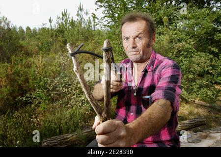 Martin Lartigue, 59 ans, devenu celebre a 9 ans dans le role de Petit Gibus dans le Film 'La guerre des Boutons' d'Yves Robert, pose dans son Atelier d'artiste à sore dans la foret Landaise le 1 septembre 2011. Martin est le fils de Dany Lartigue , peintre à Saint Tropez et le Petit fils de Jacques Henri Lartigue le celebre photographe. Il prepare une Exposition à Paris au Chateau de Maintenon du 17 septembre au 16 octobre apres avoir suivi la sortie des 2 nouveaux Films reprenant sa Version de la Guerre des Boutons. Son travail aborde la sculture et la peinture depuis de nombreuses annees. Du Stockfoto