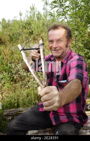 Martin Lartigue, 59 ans, devenu celebre a 9 ans dans le role de Petit Gibus dans le Film 'La guerre des Boutons' d'Yves Robert, pose dans son Atelier d'artiste à sore dans la foret Landaise le 1 septembre 2011. Martin est le fils de Dany Lartigue , peintre à Saint Tropez et le Petit fils de Jacques Henri Lartigue le celebre photographe. Il prepare une Exposition à Paris au Chateau de Maintenon du 17 septembre au 16 octobre apres avoir suivi la sortie des 2 nouveaux Films reprenant sa Version de la Guerre des Boutons. Son travail aborde la sculture et la peinture depuis de nombreuses annees. Du Stockfoto