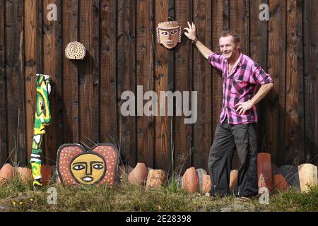 Martin Lartigue, 59 ans, devenu celebre a 9 ans dans le role de Petit Gibus dans le Film 'La guerre des Boutons' d'Yves Robert, pose dans son Atelier d'artiste à sore dans la foret Landaise le 1 septembre 2011. Martin est le fils de Dany Lartigue , peintre à Saint Tropez et le Petit fils de Jacques Henri Lartigue le celebre photographe. Il prepare une Exposition à Paris au Chateau de Maintenon du 17 septembre au 16 octobre apres avoir suivi la sortie des 2 nouveaux Films reprenant sa Version de la Guerre des Boutons. Son travail aborde la sculture et la peinture depuis de nombreuses annees. Du Stockfoto