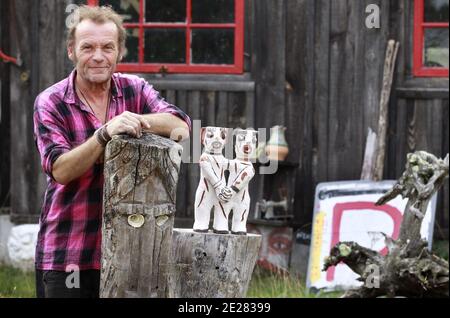 Martin Lartigue, 59 ans, devenu celebre a 9 ans dans le role de Petit Gibus dans le Film 'La guerre des Boutons' d'Yves Robert, pose dans son Atelier d'artiste à sore dans la foret Landaise le 1 septembre 2011. Martin est le fils de Dany Lartigue , peintre à Saint Tropez et le Petit fils de Jacques Henri Lartigue le celebre photographe. Il prepare une Exposition à Paris au Chateau de Maintenon du 17 septembre au 16 octobre apres avoir suivi la sortie des 2 nouveaux Films reprenant sa Version de la Guerre des Boutons. Son travail aborde la sculture et la peinture depuis de nombreuses annees. Du Stockfoto