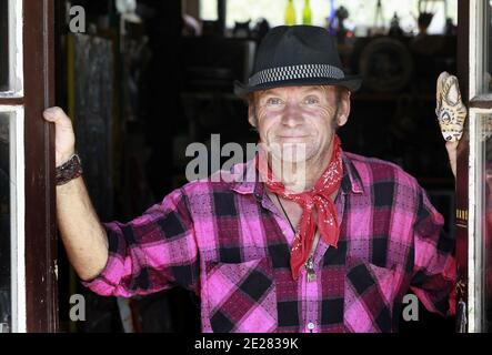 Martin Lartigue, 59 ans, devenu celebre a 9 ans dans le role de Petit Gibus dans le Film 'La guerre des Boutons' d'Yves Robert, pose dans son Atelier d'artiste à sore dans la foret Landaise le 1 septembre 2011. Martin est le fils de Dany Lartigue , peintre à Saint Tropez et le Petit fils de Jacques Henri Lartigue le celebre photographe. Il prepare une Exposition à Paris au Chateau de Maintenon du 17 septembre au 16 octobre apres avoir suivi la sortie des 2 nouveaux Films reprenant sa Version de la Guerre des Boutons. Son travail aborde la sculture et la peinture depuis de nombreuses annees. Du Stockfoto