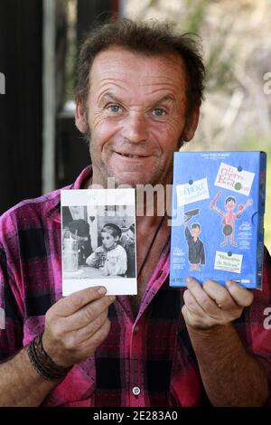 Martin Lartigue, 59 ans, devenu celebre a 9 ans dans le role de Petit Gibus dans le Film 'La guerre des Boutons' d'Yves Robert, pose dans son Atelier d'artiste à sore dans la foret Landaise le 1 septembre 2011. Martin est le fils de Dany Lartigue , peintre à Saint Tropez et le Petit fils de Jacques Henri Lartigue le celebre photographe. Il prepare une Exposition à Paris au Chateau de Maintenon du 17 septembre au 16 octobre apres avoir suivi la sortie des 2 nouveaux Films reprenant sa Version de la Guerre des Boutons. Son travail aborde la sculture et la peinture depuis de nombreuses annees. Du Stockfoto