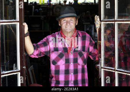 Martin Lartigue, 59 ans, devenu celebre a 9 ans dans le role de Petit Gibus dans le Film 'La guerre des Boutons' d'Yves Robert, pose dans son Atelier d'artiste à sore dans la foret Landaise le 1 septembre 2011. Martin est le fils de Dany Lartigue , peintre à Saint Tropez et le Petit fils de Jacques Henri Lartigue le celebre photographe. Il prepare une Exposition à Paris au Chateau de Maintenon du 17 septembre au 16 octobre apres avoir suivi la sortie des 2 nouveaux Films reprenant sa Version de la Guerre des Boutons. Son travail aborde la sculture et la peinture depuis de nombreuses annees. Du Stockfoto